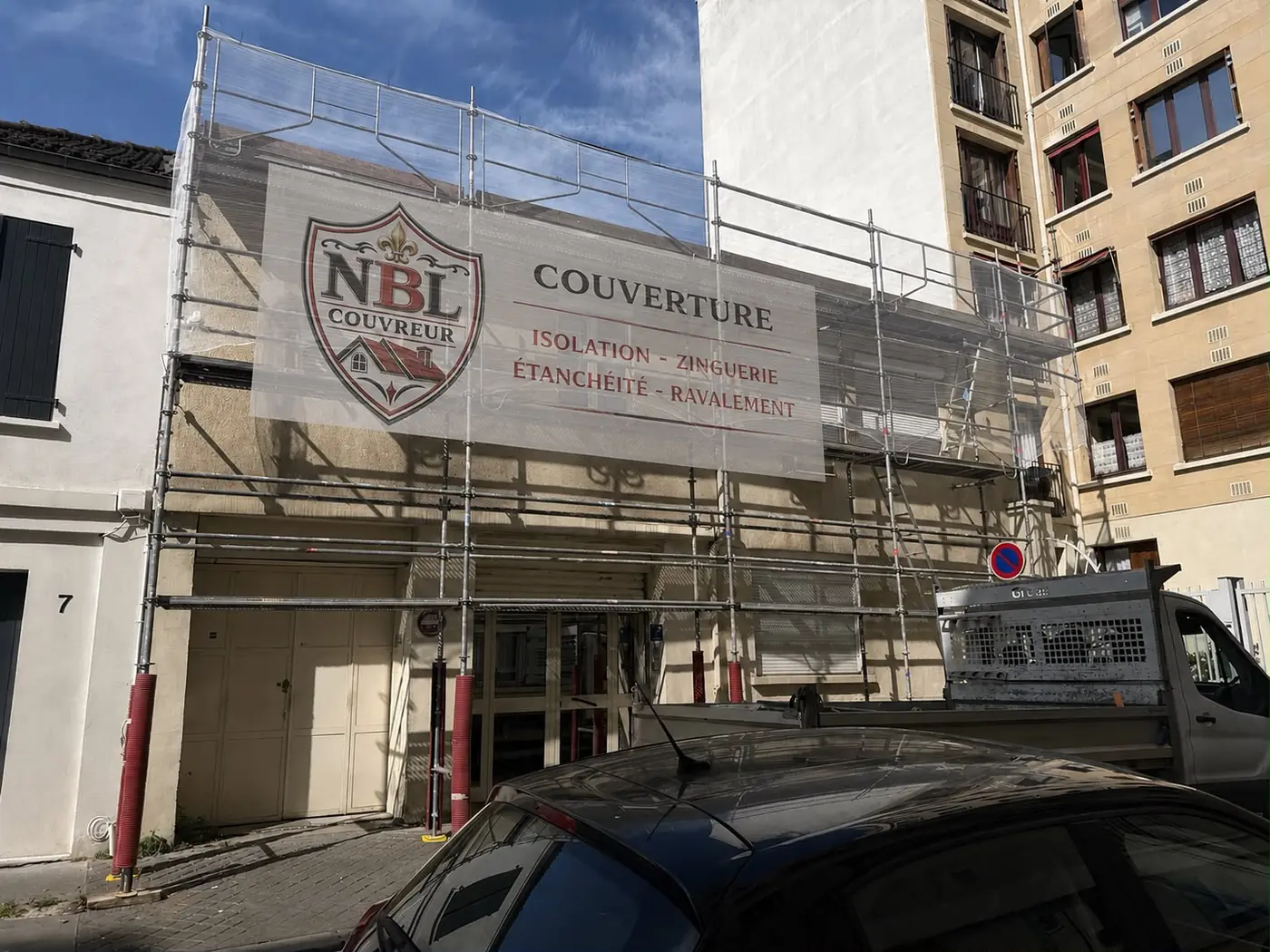 Chantier sous échafaudage. Façade protégée par un filet pendant toute la durée des travaux.